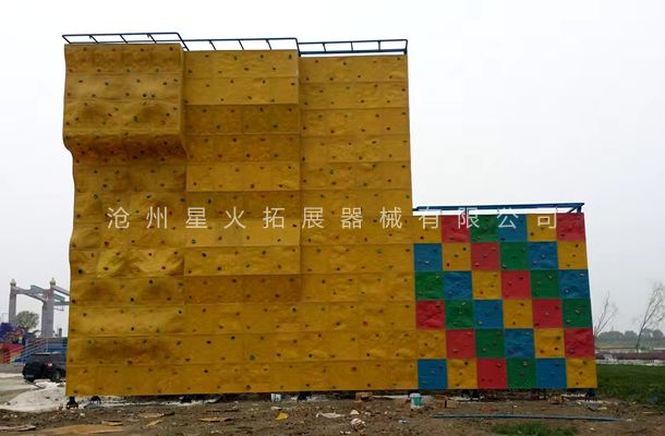 青少年经常参加户外攀岩墙攀岩运动能够锻炼意志力和身体