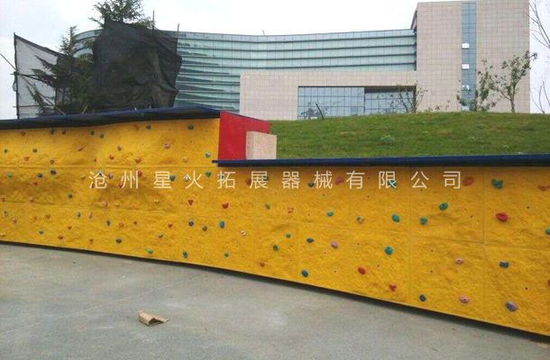 儿童攀岩墙