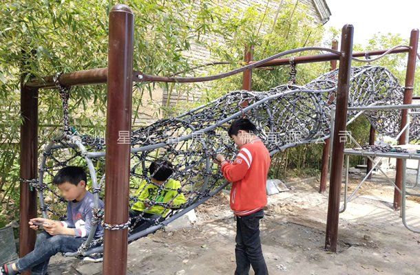龙形爬网-青少年训练器材厂家-户外线上买球官网（中国）官方网站_线上买球官网（中国）官方网站体能乐园