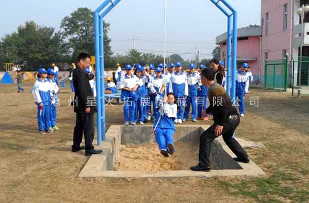 荡绳过河-青少年户外线上买球官网（中国）官方网站_线上买球官网（中国）官方网站训练器材-青少年探险乐园线上买球官网（中国）官方网站_线上买球官网（中国）官方网站器