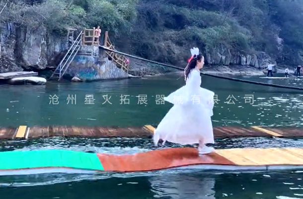 网红水上浮桥-水上跑木板桥-景区水上趣味桥设备生产厂家